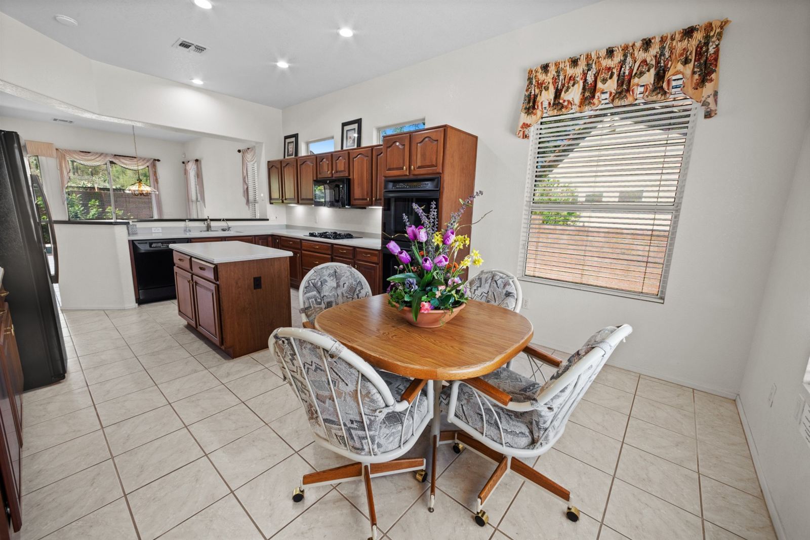 Eat-in kitchen with bay window